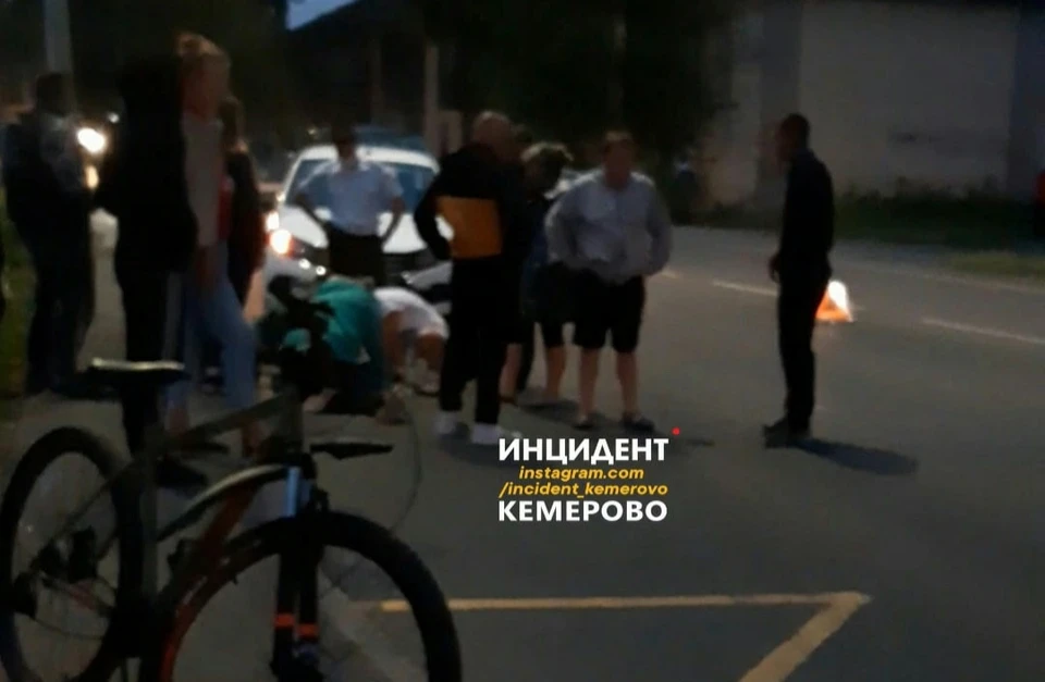 В Кемерове 10-летний велосипедист попал под колеса автомобиля. Фото: ВКонтакте/incident_42.