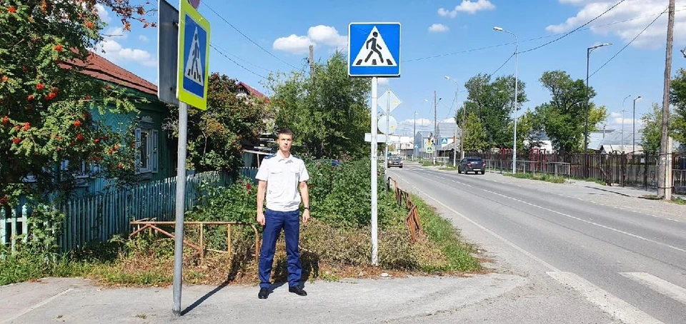 В Тюмени после жалобы срезали кусты на перекрестке, загораживавшие обзор.