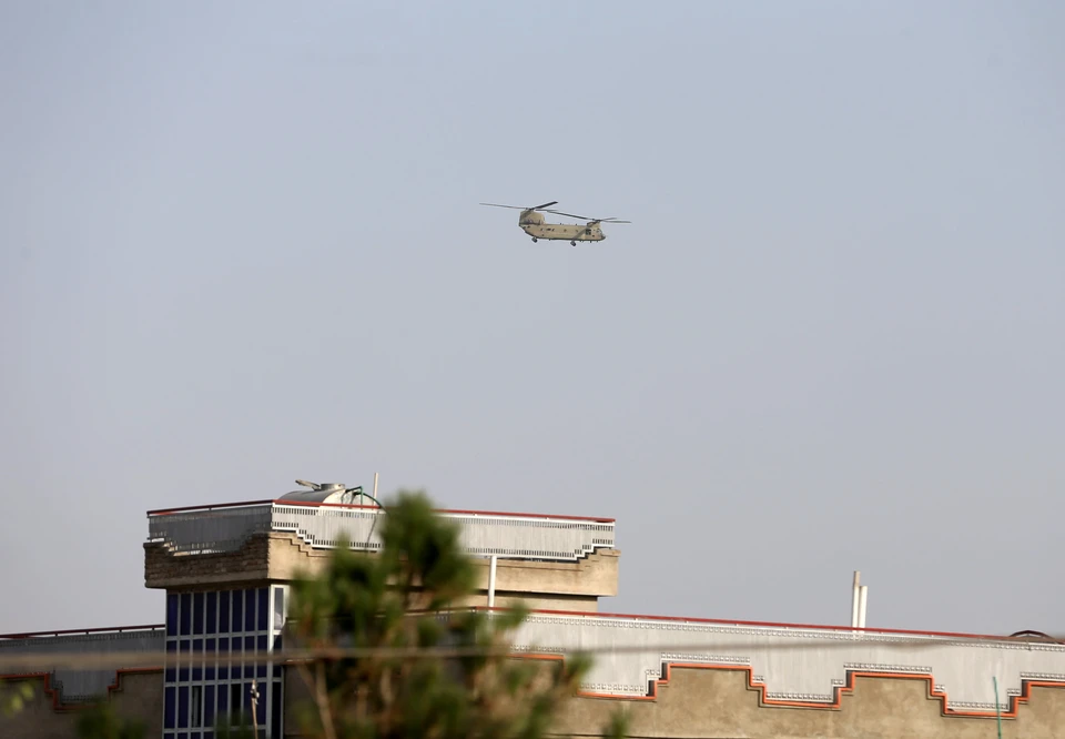 Вертолет армии США покидает Кабул