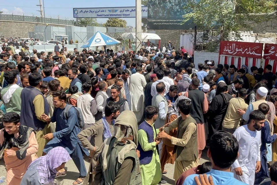 Афганцы в надежде на эвакуацию ждут у международного аэропорта Хамида Карзая в Кабуле