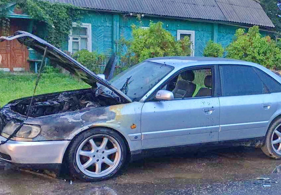 В Рославле автомобиль Audi 100 загорелся во время движения. Фото: пресс-служба ГУ МЧС по Смоленской области.