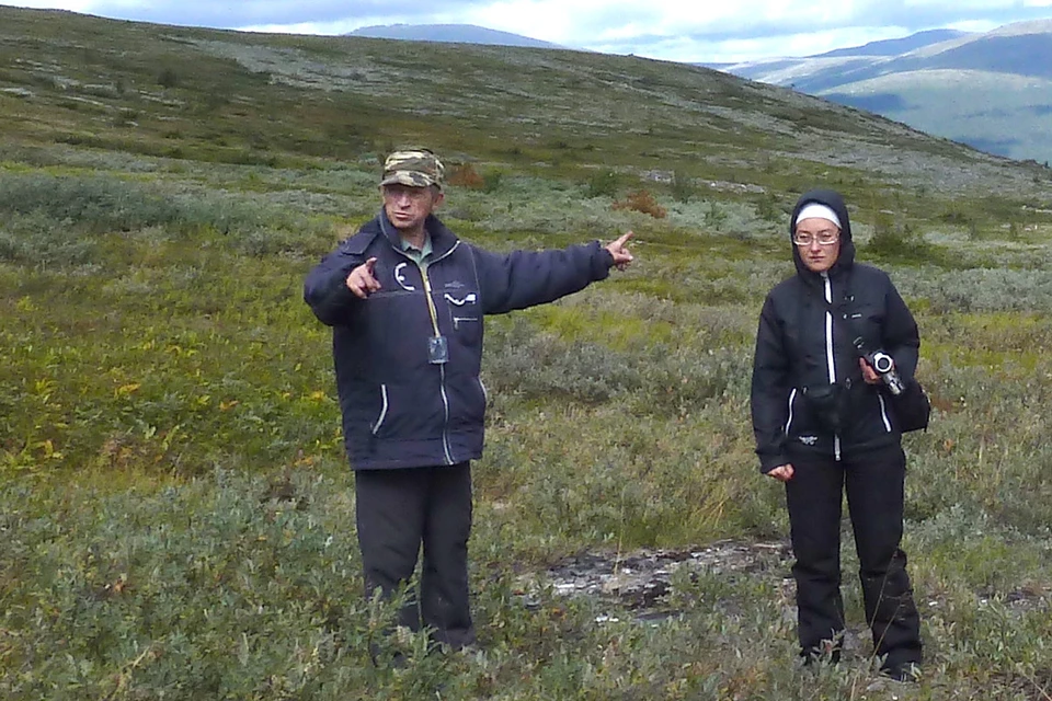 Экспедиция 2012 года: Юрий Кунцевич (слева) рассказывает нам, где стояла палатка и как происходили события.