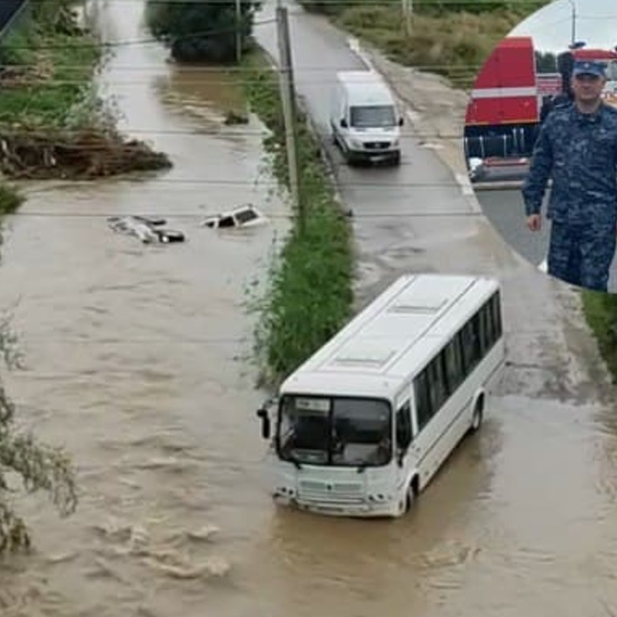 Мэр Анапы вместе с главным полицейским курорта спасли из затопленной машины  женщину - KP.RU