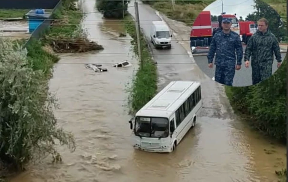 Одна из тех затопленных машин на фото - и есть "Нива" , с которой спасли женщину