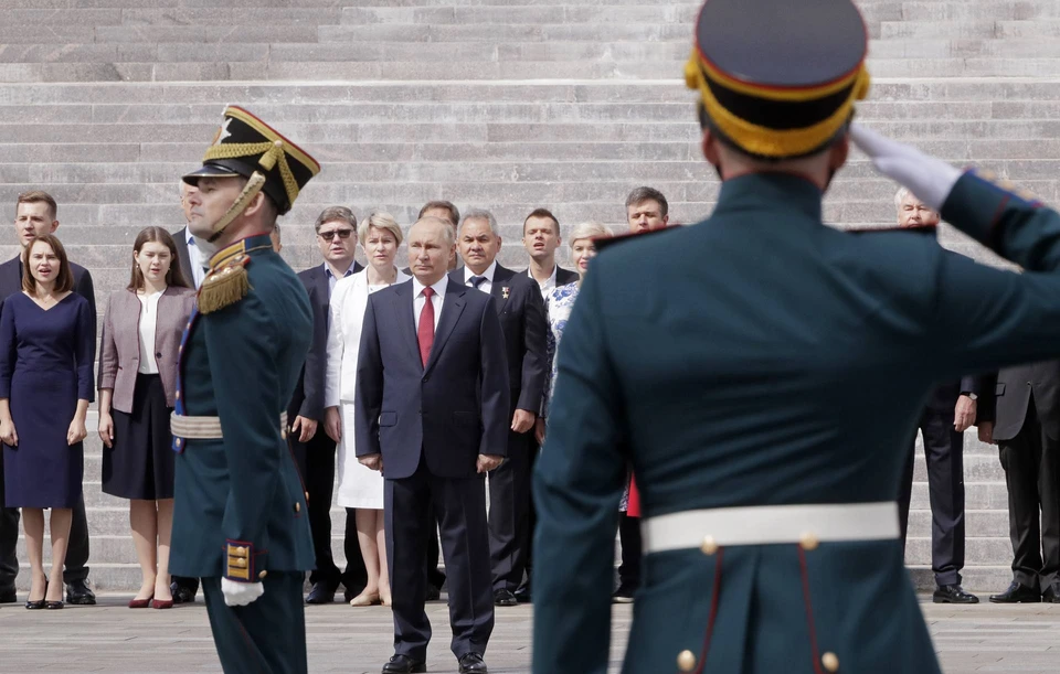 Путин принял участие в торжественной церемонии поднятия флага России в Парке Победы в Москве. Фото: Михаил Метцель/ТАСС