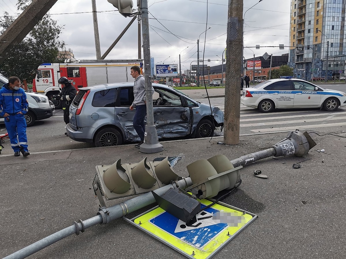 Минивен влетел в толпу людей на Ленинском проспекте в Санкт-Петербурге -  KP.RU