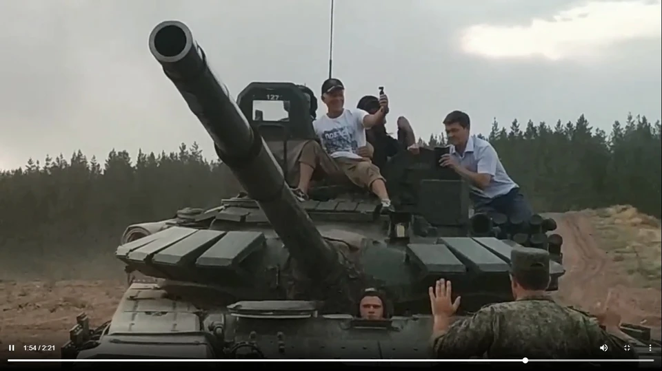 Олег Газманов показал подписчикам, как катается на танке. Фото: скрин видео
