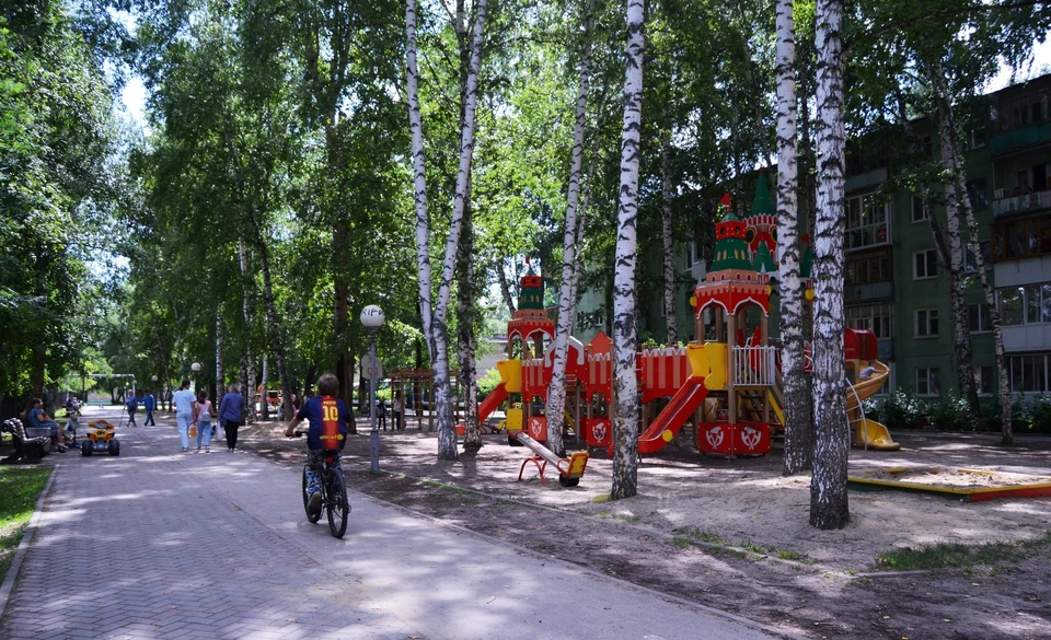 Центральную часть Кулагинского сквера занимает детский городок с горками, качелями, каруселями и спортплощадкой.
