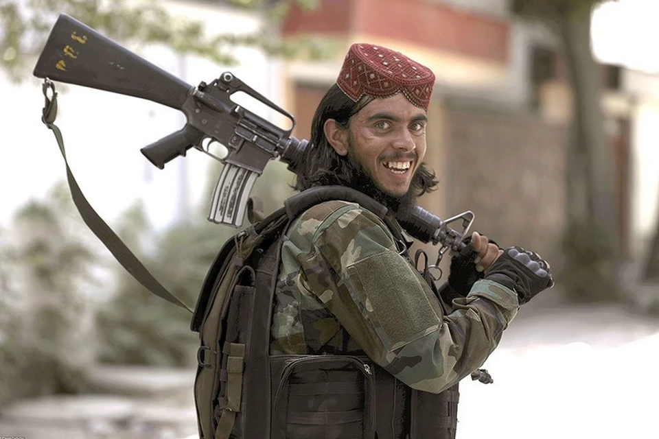 Боевик "Талибана"* с американской винтовкой М16.