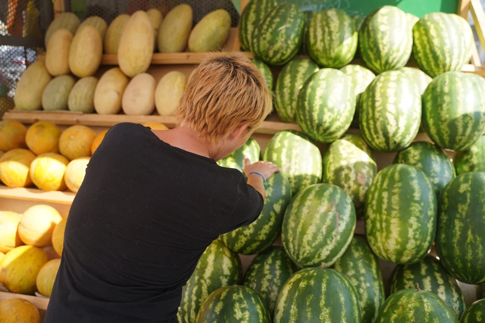 Арбузы - один из самых популярных продуктов на прилавках в августе