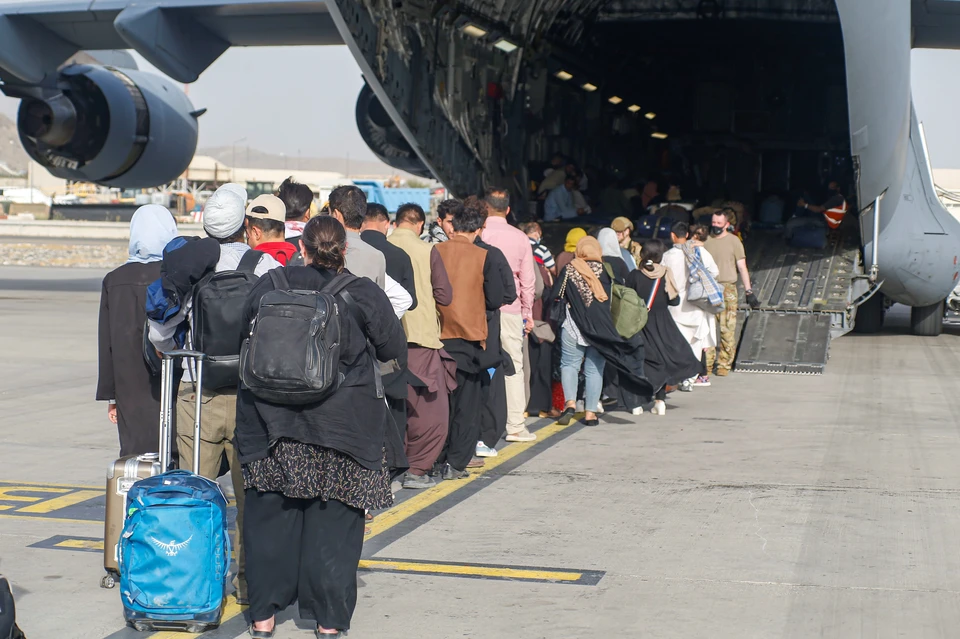 Около 1 тысячи афганцев получили разрешение уехать в Россию