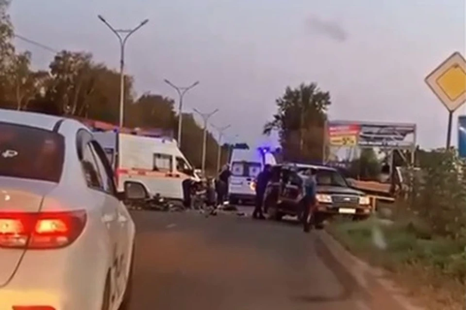 В Новосибирске иномарка сбила мотоциклиста. Фото: Кадр из видео