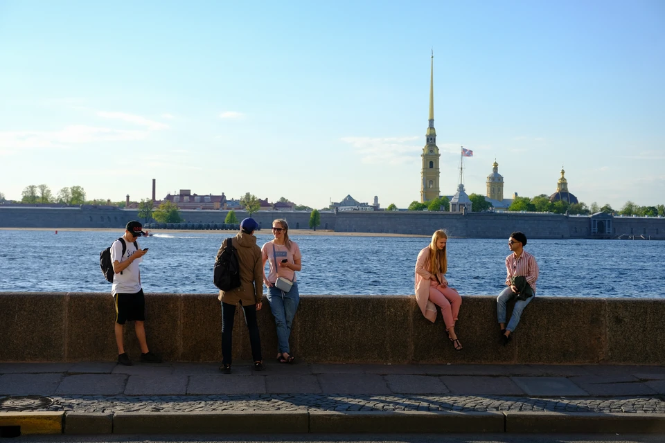 Петербурге на месяц. Санкт-Петербург летом. Жара в Питере. Питер летом фото. Санкт-Петербург ветреный.