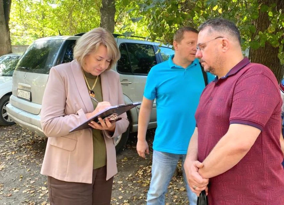 Депутат Тульской городской Думы Ирина Рублевская приняла участие в комиссионной приемке работ по замене старых деревянных окон на блоки ПВХ в жилом доме № 2 по ул. Циолковского.
