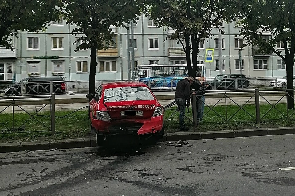 Такси улетело в забор на Новочеркасском проспекте. Фото: vk.com/spb_today