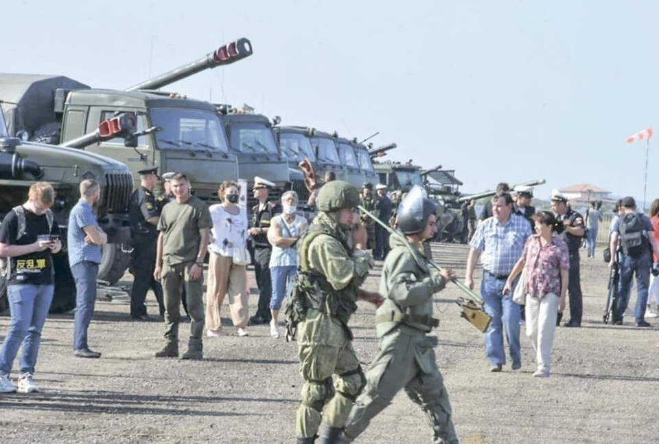 В день открытия форума военные машины выстроены в ряд. Фото: Крымская газета