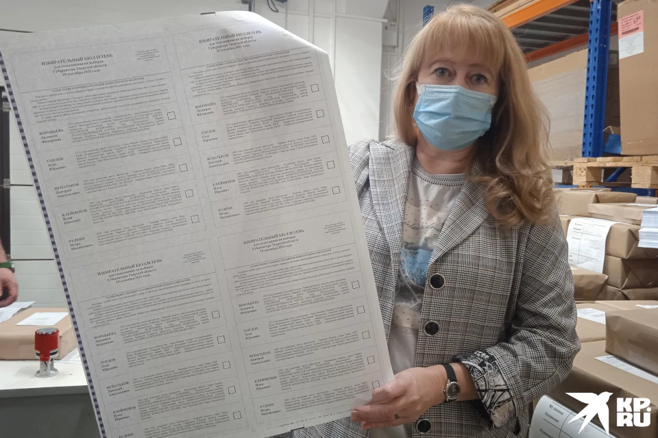 Председатель облизбиркома Валентина Дронова продемонстрировала, как выглядят бюллетени.