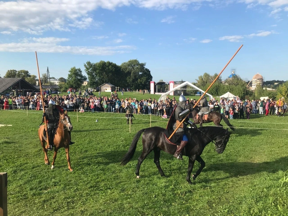 25 конных дружинников прошли по Торжку, для участников была организована театрализованная встреча
