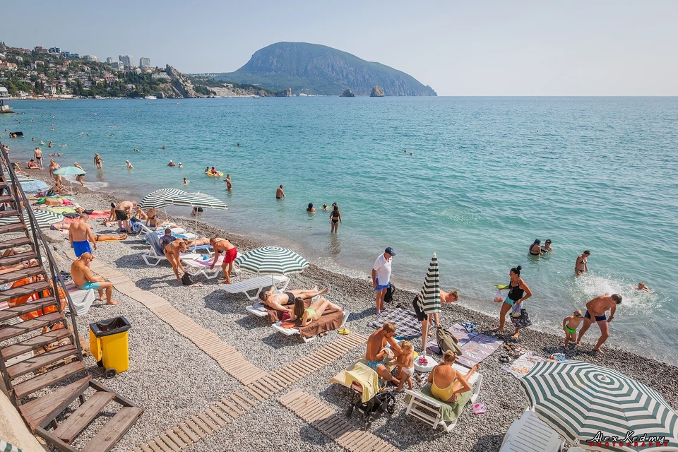 Пляжи у подножия Аю-Дага - отличное место для отдыха. Фото: Алекс Кедми/VK