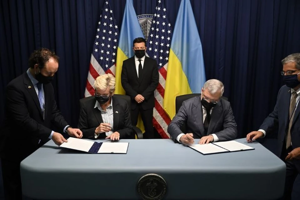 Украинцы высмеяли фото «одинокого» Зеленского на подписании документов в США Фото: сайт офиса Владимира Зеленского