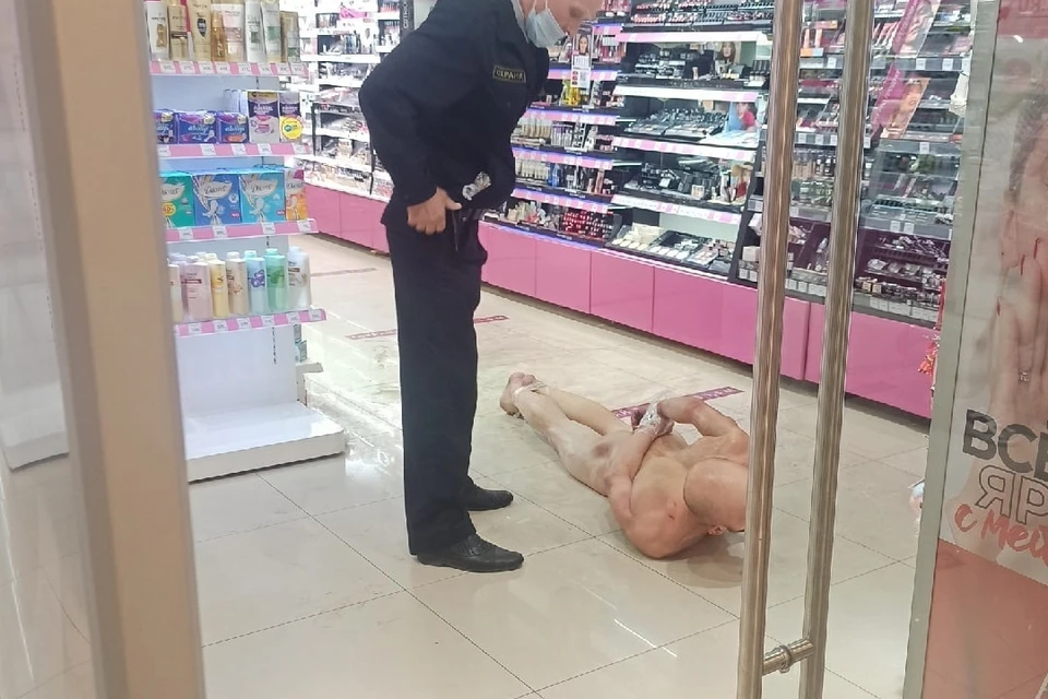 Голого мужчину повязали в магазине косметики в Рыбацком. Фото: vk.com/spb_today