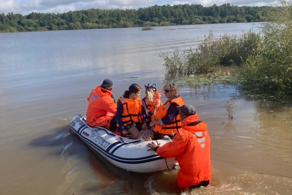 Спасатели помогли школьникам из затопленных районов Хабаровского края отпраздновать День знаний