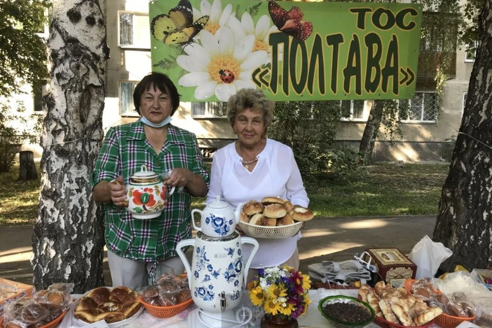 Татьяна Шеремет напекла булочек и сделала украшениядля стола из тыквы и зелени.