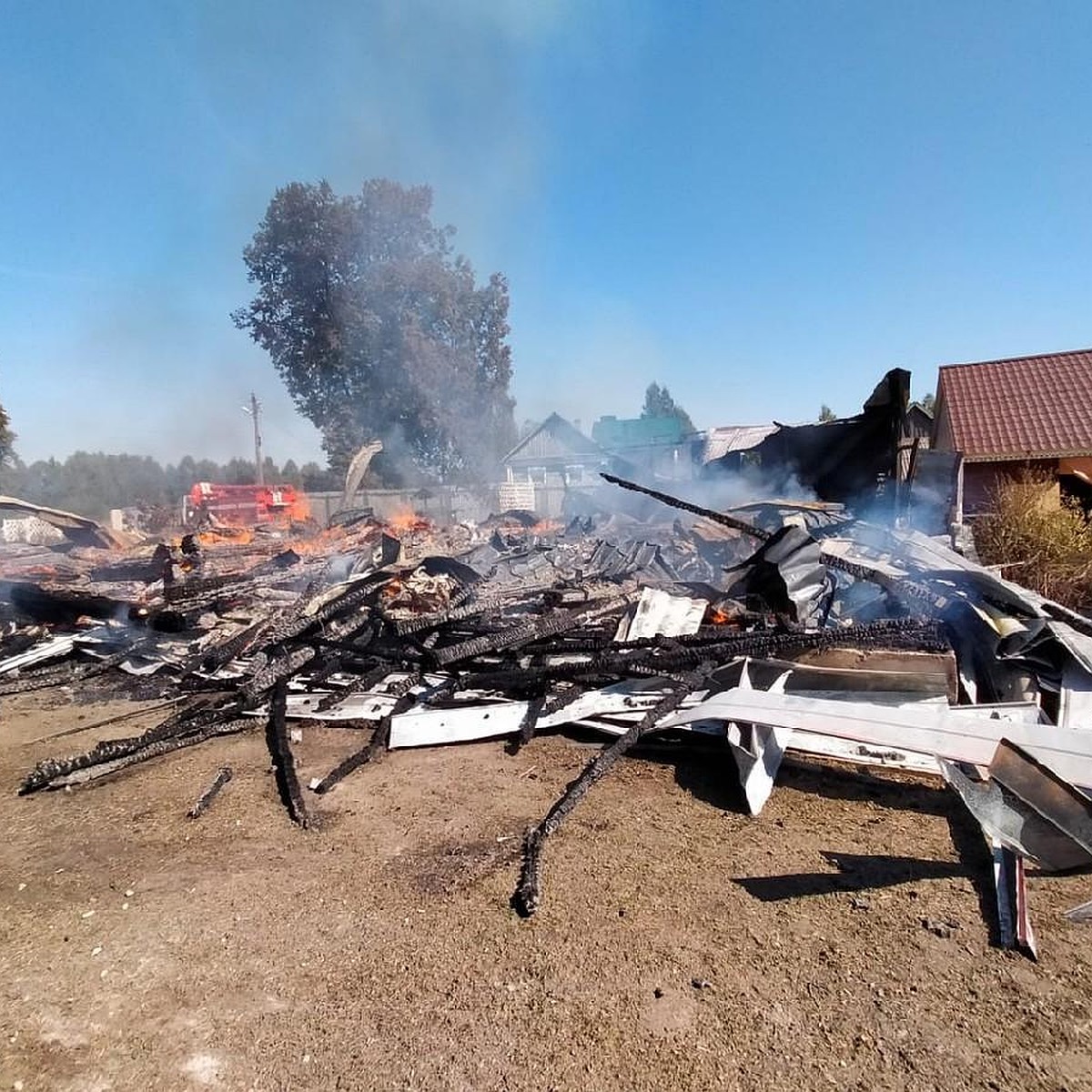 В Рязанской области у многодетной семьи сгорел дом - KP.RU