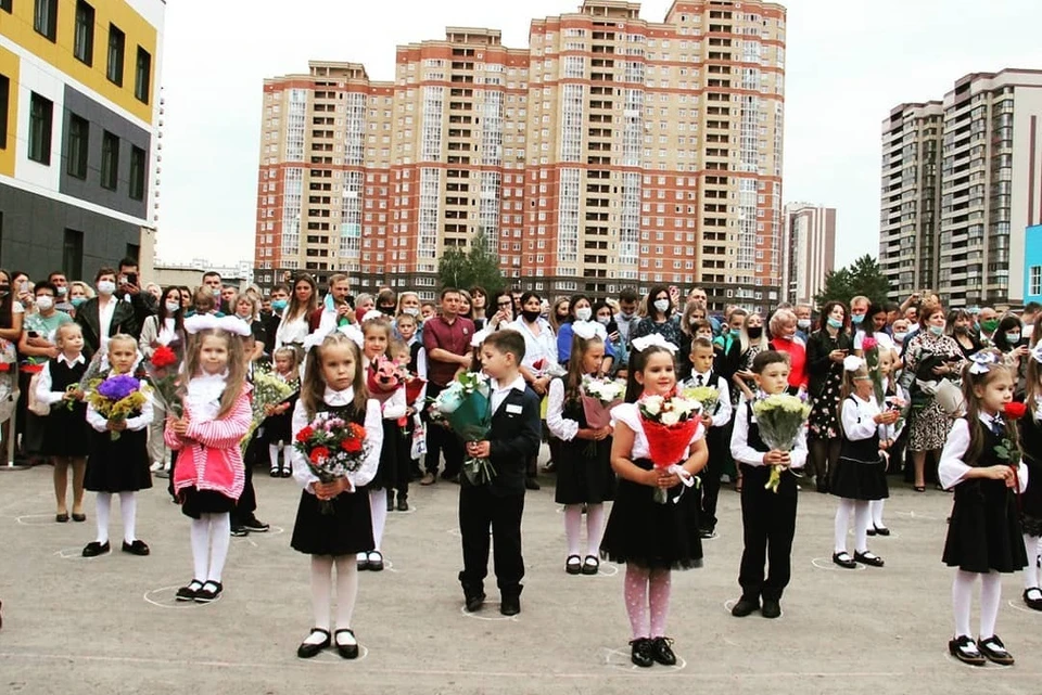 1 сентября в школах Новосибирска прошли линейки - не обошлось без ограничений. Фото: priozerny_novosibirsk