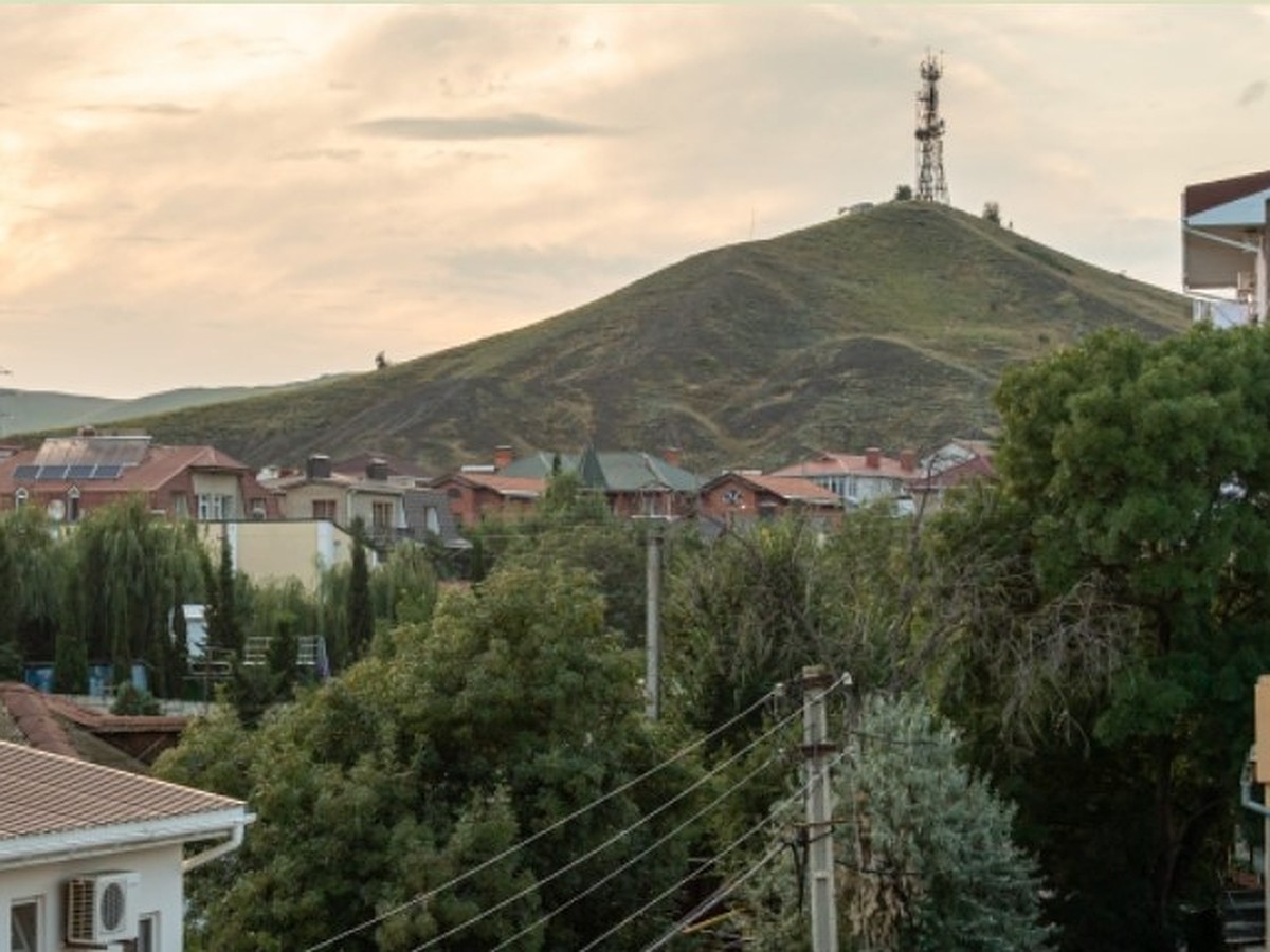 Звезды над головой и кровать в пещере: Топ-5 необычных мест для отдыха в  Крыму на бархатный сезон - KP.RU