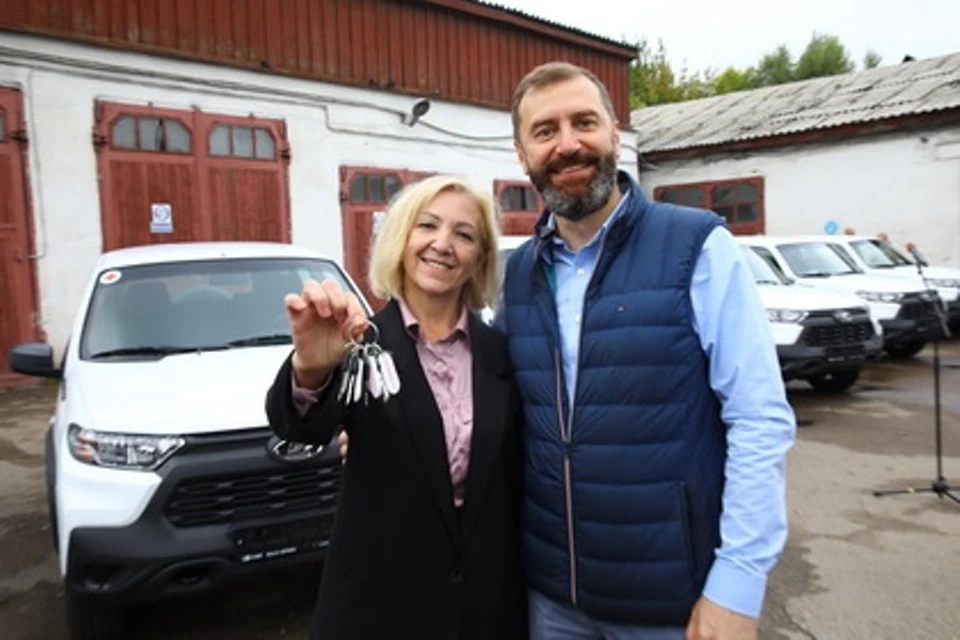 Александр Ведерников вместе с главой региона вручил медикам ключи от машин.