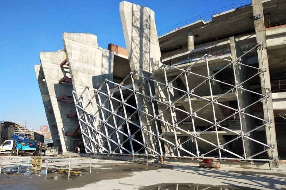 На стройплощадке новой Ледовой арены в Новосибирске начался монтаж уникальных витражей. Фото: Правительство Новосибирской области