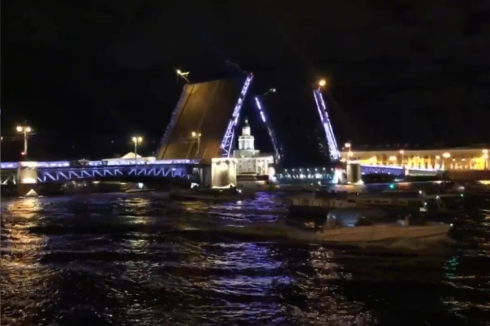 В Петербурге развели Дворцовый мост под джаз ко дню рождения Сергея Довлатова.