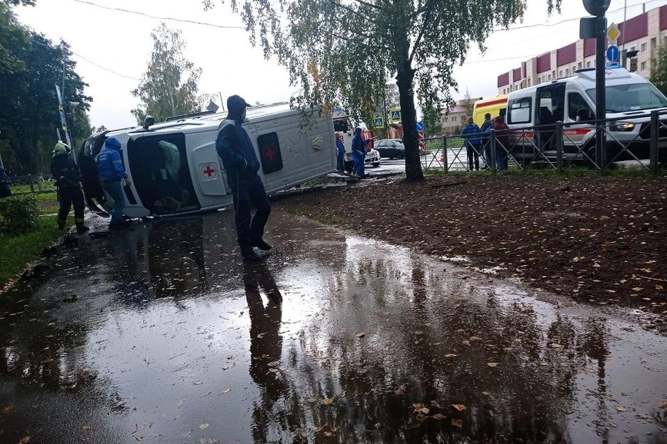 В ДТП со скорой пострадали четыре человека. Фото: vk.com/dtp47rus