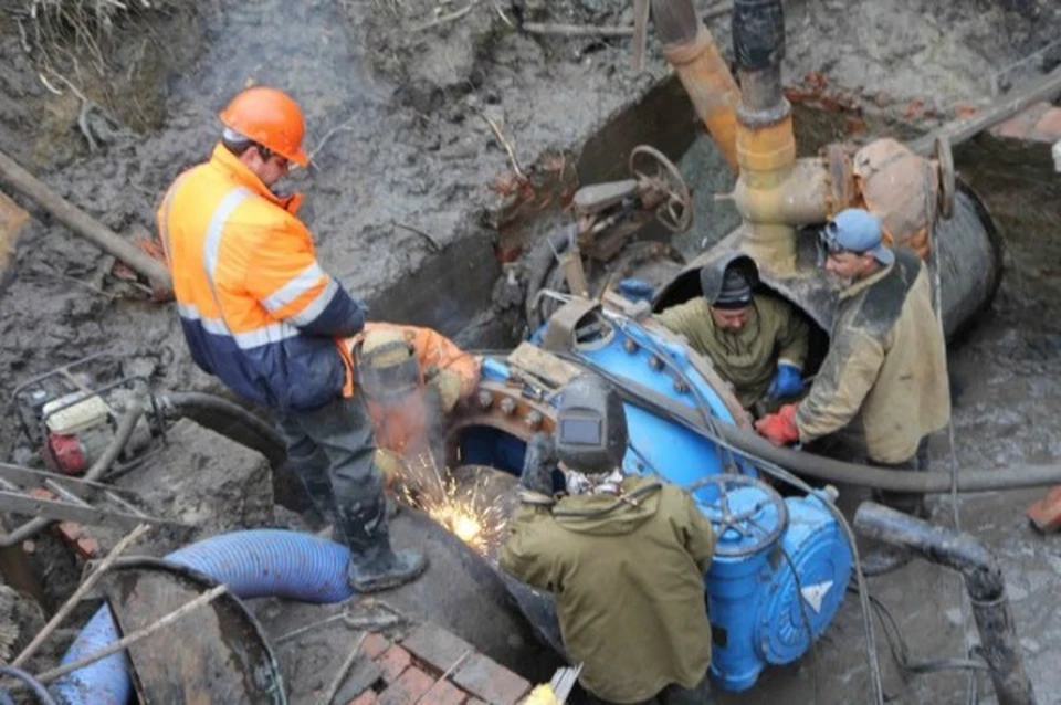 Продолжаются ремонтные работы областного водоканала на улице Азаровская.