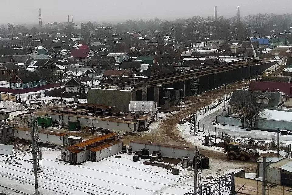 Ещё зимой путепровод выглядел вот так.