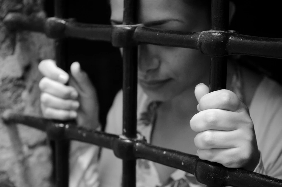 Заключенные женщины рассказали об издевательствах и оскорблениях со стороны сотрудницы изолятора.
