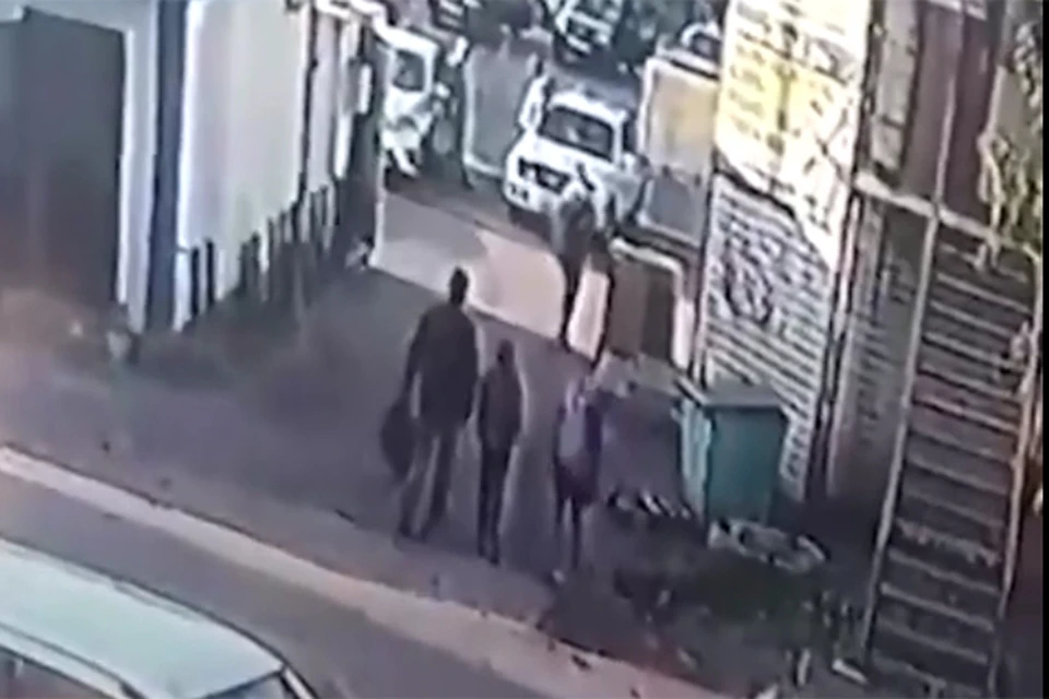 Подружки, выйдя из магазина в сопровождении неизвестного мужчины, вместе с ним скрылись за углом соседнего здания. Фото: кадр видео.