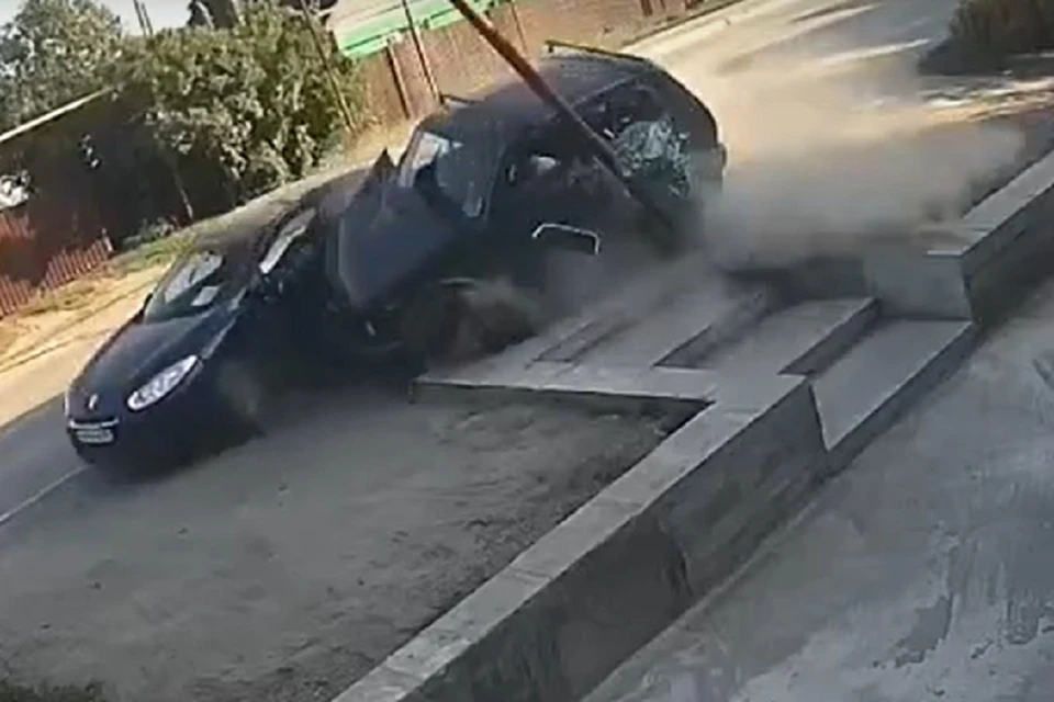По словам очевидцев, в аварии серьезно пострадала женщина. Фото: стоп-кадр.