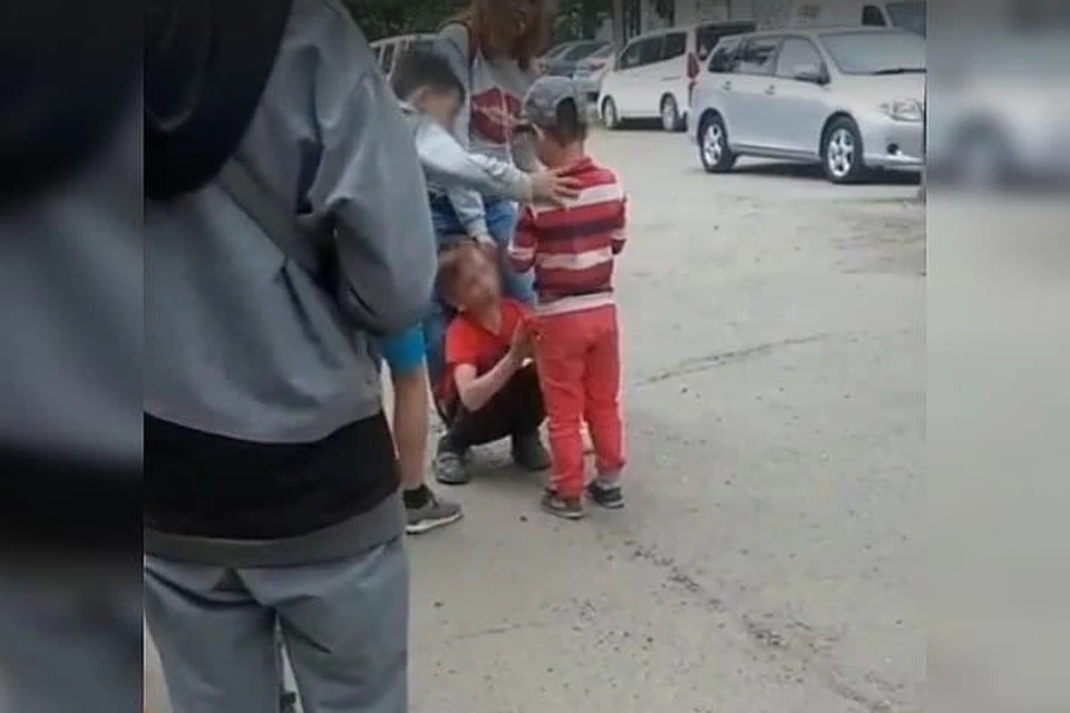 Жительница Красноярска, ударившая девочку ножницами в висок, предстанет перед судом. Стопкадр видео