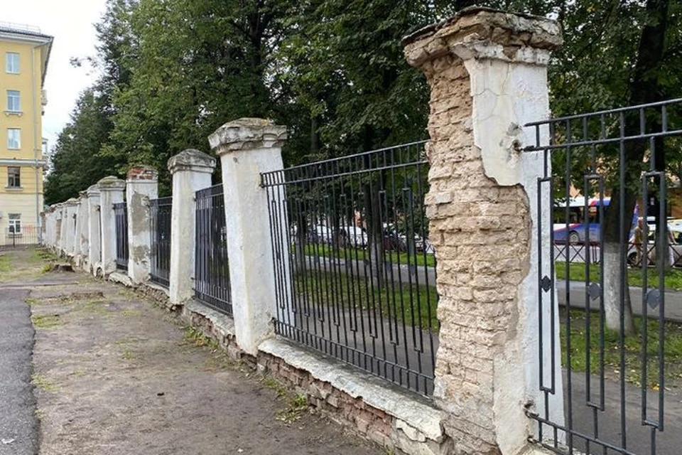 Ярославцы обратили внимание на опасный забор у школы №49. ФОТО: группа «Ярославль LIVE» ВКонтакте