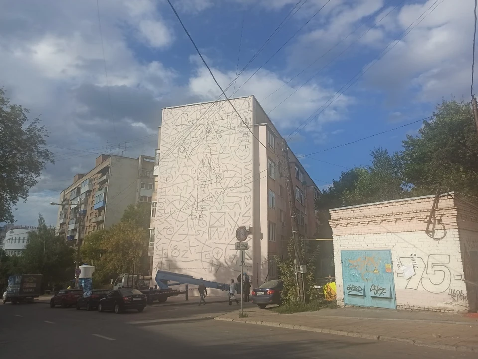 На Первомайской начали создавать картину по сюжету дворовой жизни