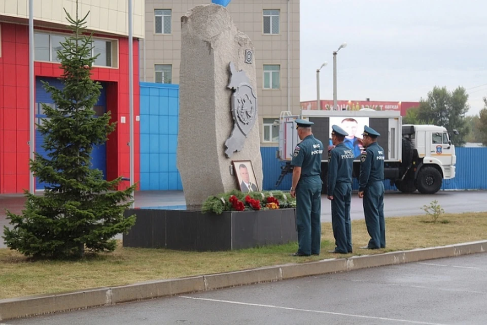 «Хакасия скорбит»: в память о погибшем главе МЧС Зиничеве организовали мемориал. Фото: МЧС Хакасии