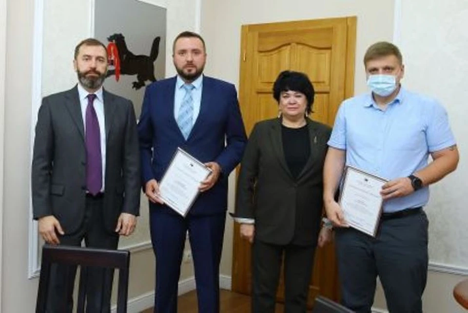 В Заксобрании наградили сотрудников лесхозов за участие в тушении лесных пожаров.