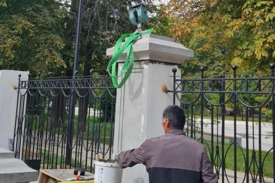 В Наташином парке в Рязани начали устанавливать металлическое ограждение.