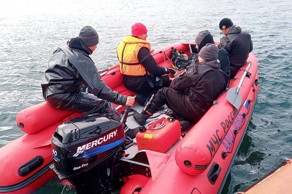 В Баренцевом море продолжаются поиски еще двух пассажиров с катера. Фото: МЧС по Мурманской области