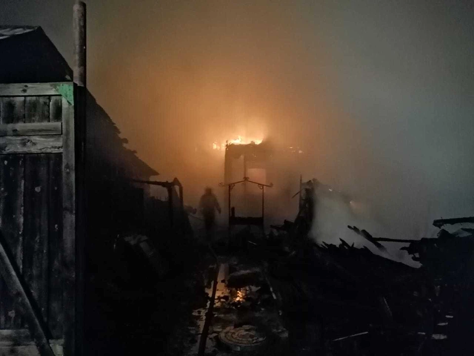 Пожар охватил три дома и оставил без крыши четыре семьи. Фото: пресс-служба ГУ МЧС России по Омской области