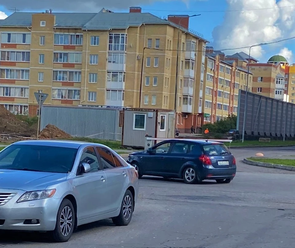 Виновник на синем авто, удаляющийся в даль. Фото Юлия Малкова