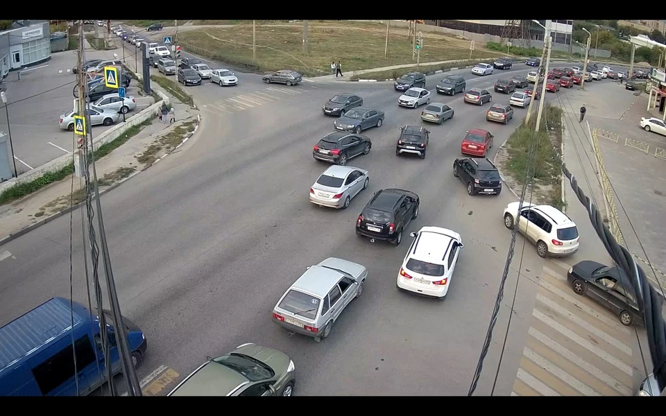 Вечером 10 сентября Рязань встала в 10-балльных пробках. Перекресток Радиозаводской и проезда Яблочкова.