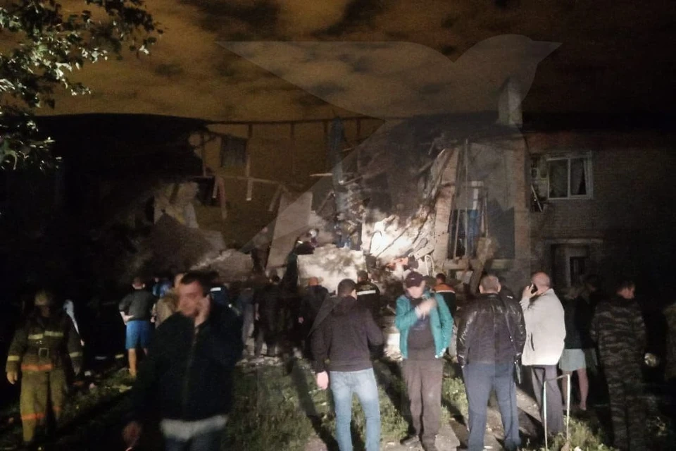 Из-под завалов продолжают доставать людей